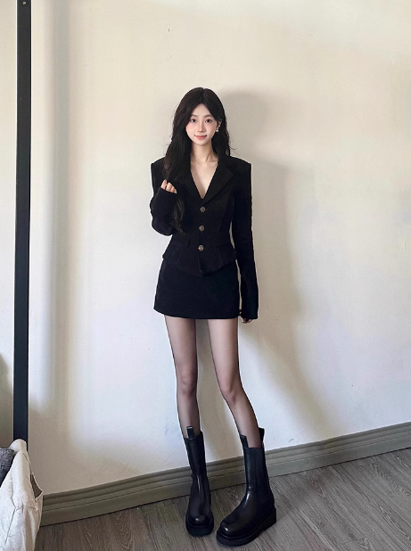 Schwarze Anzugjacke im Chanel-Stil + kurzer Rock ED0237