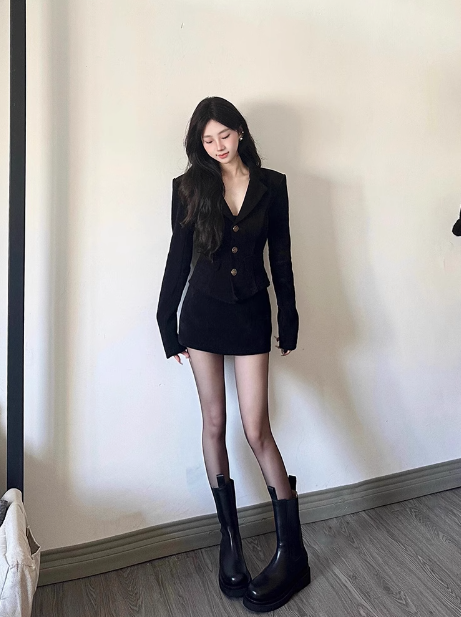 Schwarze Anzugjacke im Chanel-Stil + kurzer Rock ED0237