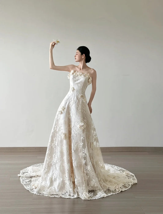 Robe de mariée trapèze blanche élégante sans bretelles avec appliques en dentelle ED02385