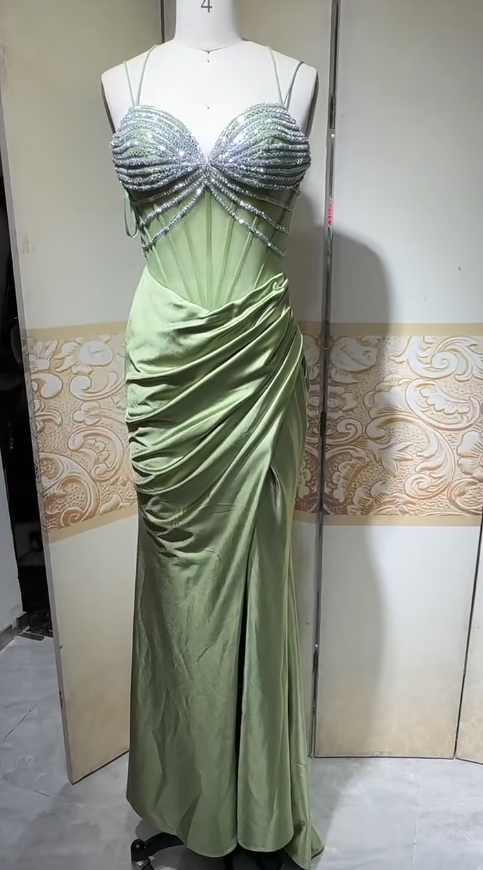 Robe de soirée élégante en satin vert sauge, décolleté en cœur, style sirène, avec strass, ED02405