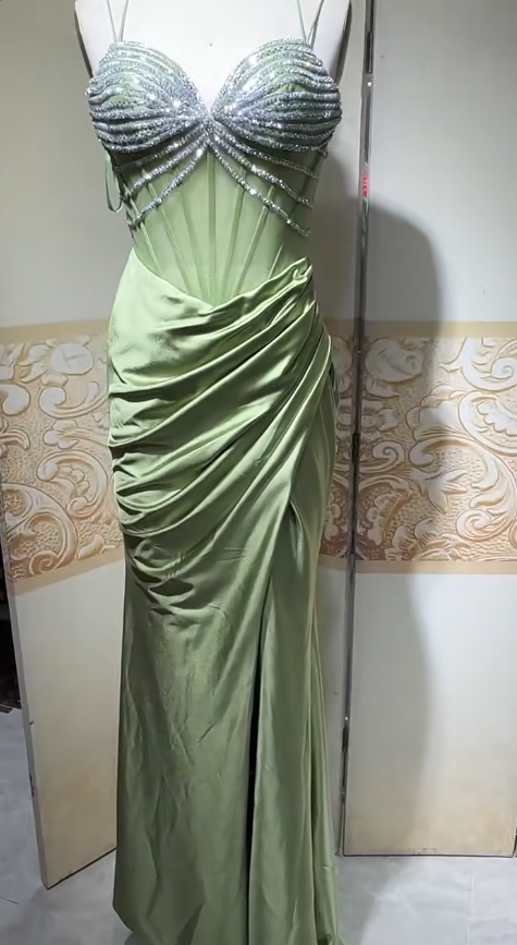 Robe de soirée élégante en satin vert sauge, décolleté en cœur, style sirène, avec strass, ED02405