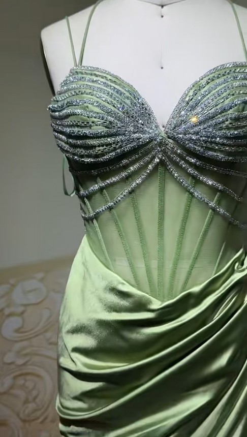 Robe de soirée élégante en satin vert sauge, décolleté en cœur, style sirène, avec strass, ED02405