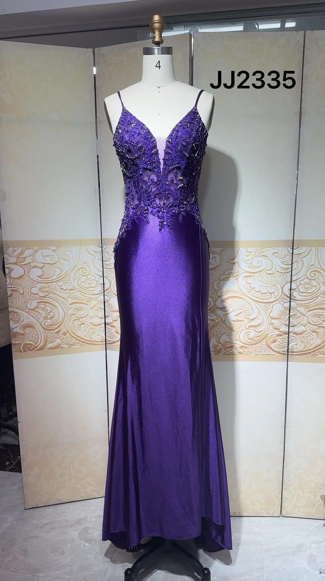 Superbe robe de soirée sirène en satin violet à bretelles spaghetti et appliqués ED02421