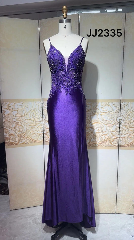 Superbe robe de soirée sirène en satin violet à bretelles spaghetti et appliqués ED02421