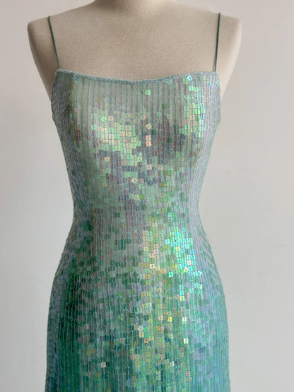 Wunderschönes, rückenfreies Abendkleid mit Spaghettiträgern und Pailletten in Jadegrün ED02427