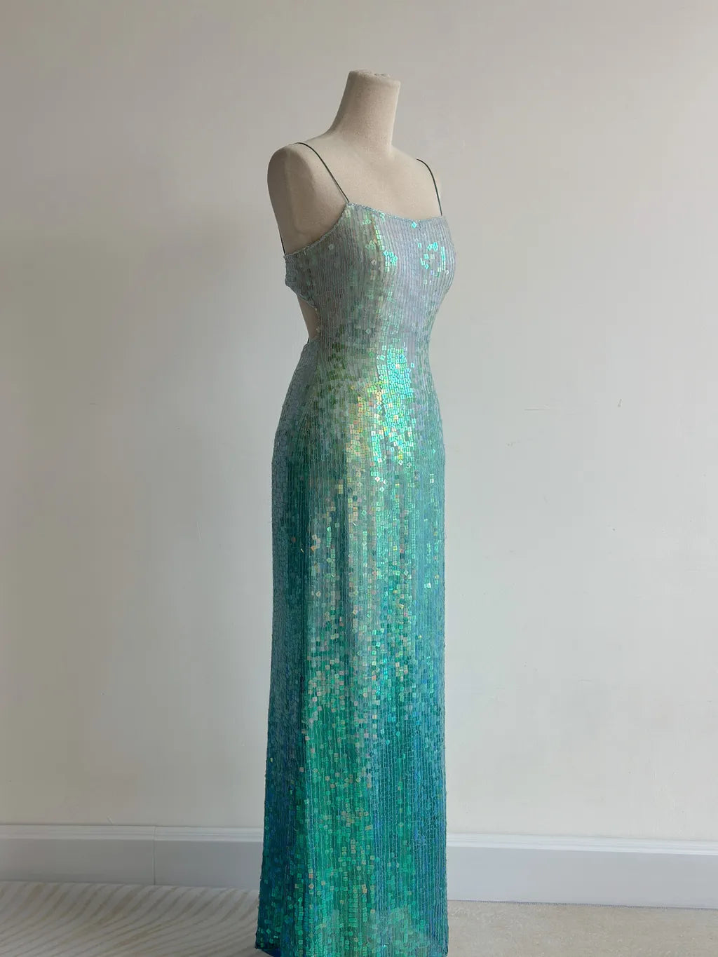 Wunderschönes, rückenfreies Abendkleid mit Spaghettiträgern und Pailletten in Jadegrün ED02427