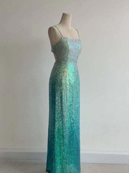 Wunderschönes, rückenfreies Abendkleid mit Spaghettiträgern und Pailletten in Jadegrün ED02427