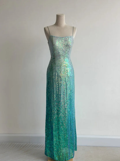 Wunderschönes, rückenfreies Abendkleid mit Spaghettiträgern und Pailletten in Jadegrün ED02427