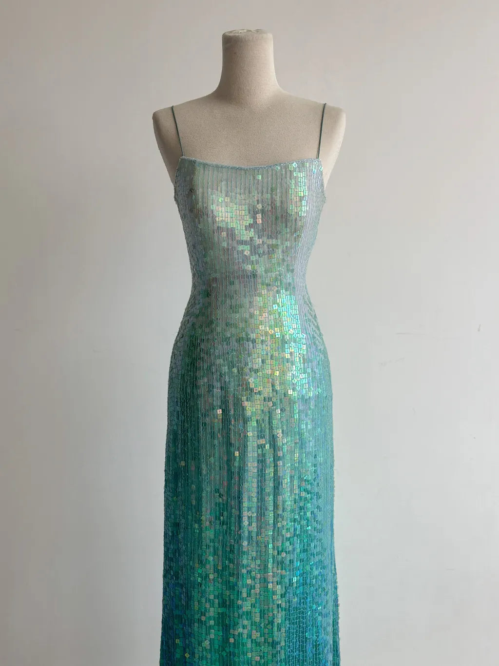 Wunderschönes, rückenfreies Abendkleid mit Spaghettiträgern und Pailletten in Jadegrün ED02427