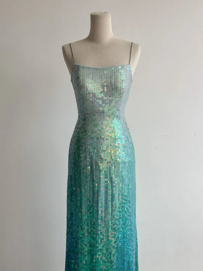 Wunderschönes, rückenfreies Abendkleid mit Spaghettiträgern und Pailletten in Jadegrün ED02427