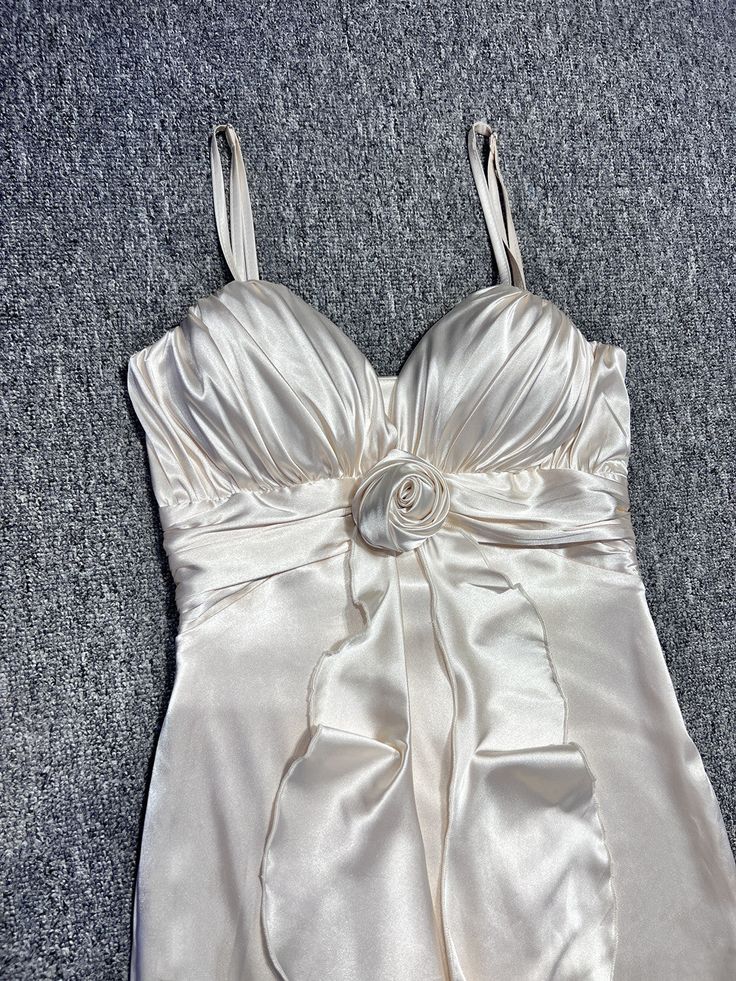 Robe de soirée sirène élégante blanc cassé à bretelles spaghetti en satin ED02430