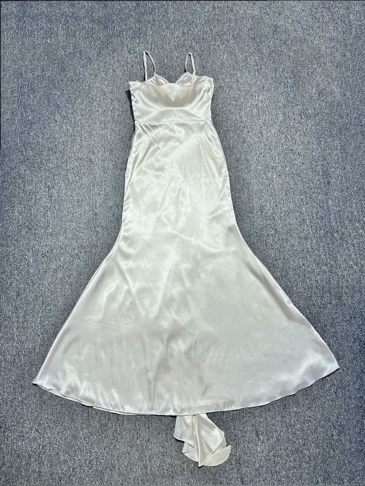 Robe de soirée sirène élégante blanc cassé à bretelles spaghetti en satin ED02430