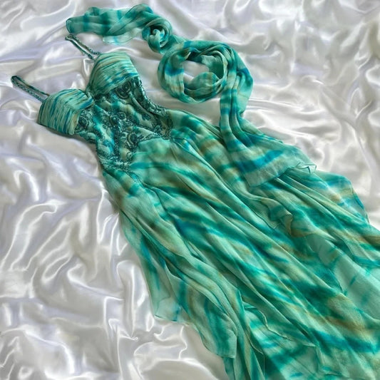 Superbe robe de bal fourreau en mousseline de soie verte à bretelles spaghetti et perles ED02432