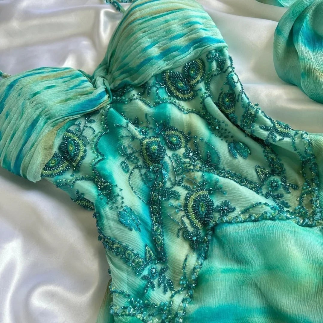 Superbe robe de bal fourreau en mousseline de soie verte à bretelles spaghetti et perles ED02432