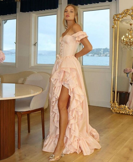 Robe de soirée trapèze en mousseline de soie et satin rose blush, épaules dénudées, avec fentes, ED02433