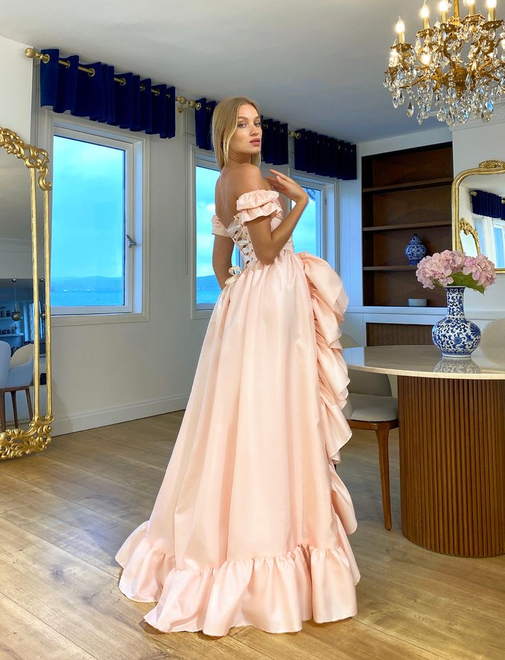 Robe de soirée trapèze en mousseline de soie et satin rose blush, épaules dénudées, avec fentes, ED02433