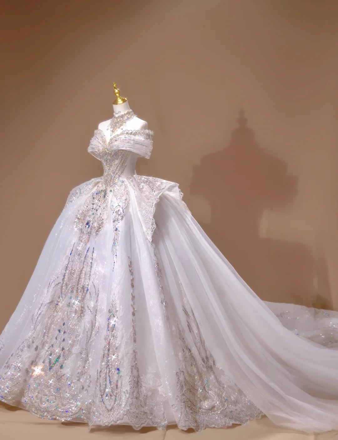 Superbe robe de mariée trapèze en tulle à épaules dénudées et traîne perlée ED02434