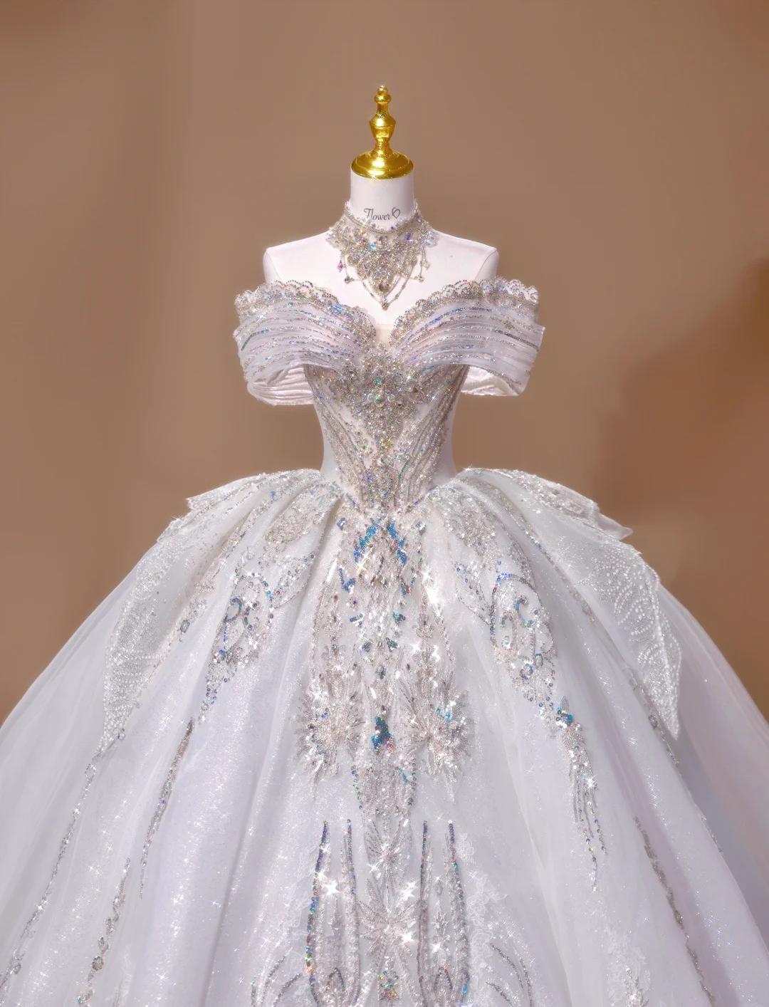 Superbe robe de mariée trapèze en tulle à épaules dénudées et traîne perlée ED02434