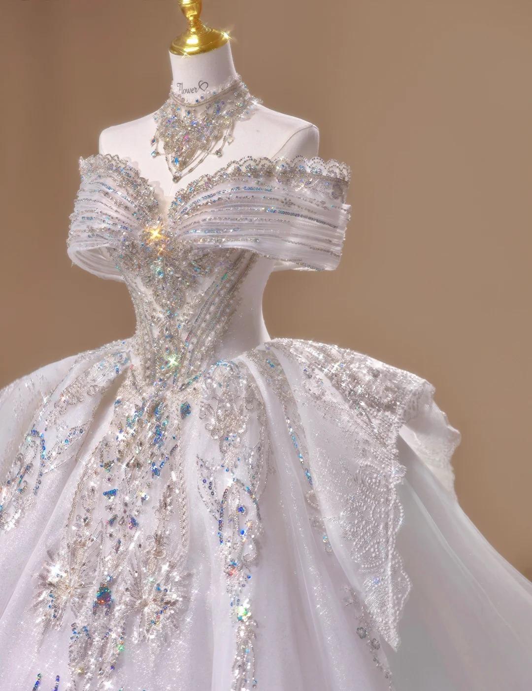 Superbe robe de mariée trapèze en tulle à épaules dénudées et traîne perlée ED02434