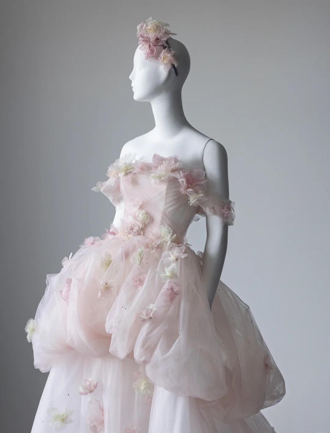 Robe de mariée trapèze rose clair à épaules dénudées et traîne en tulle avec appliques ED02436