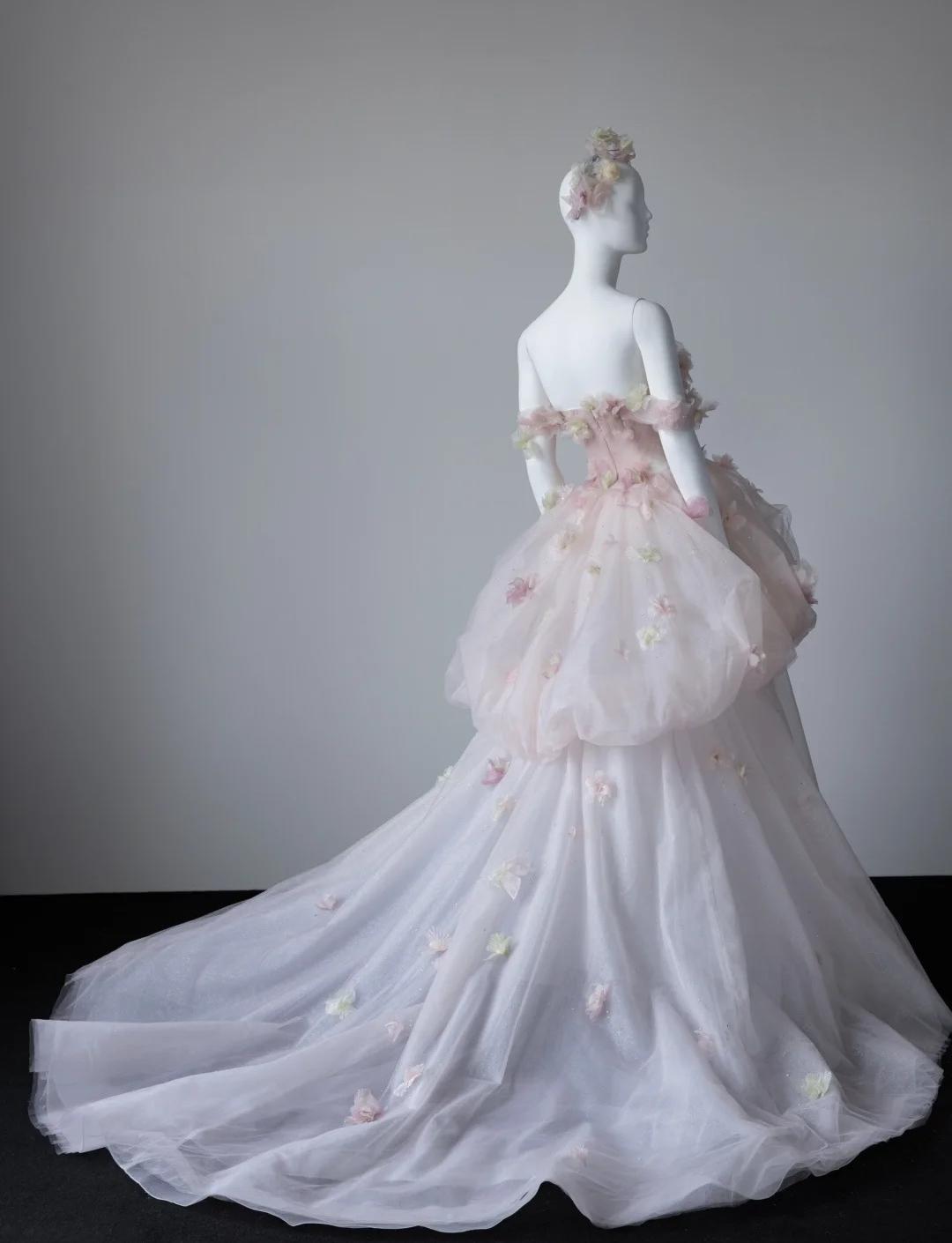 Robe de mariée trapèze rose clair à épaules dénudées et traîne en tulle avec appliques ED02436