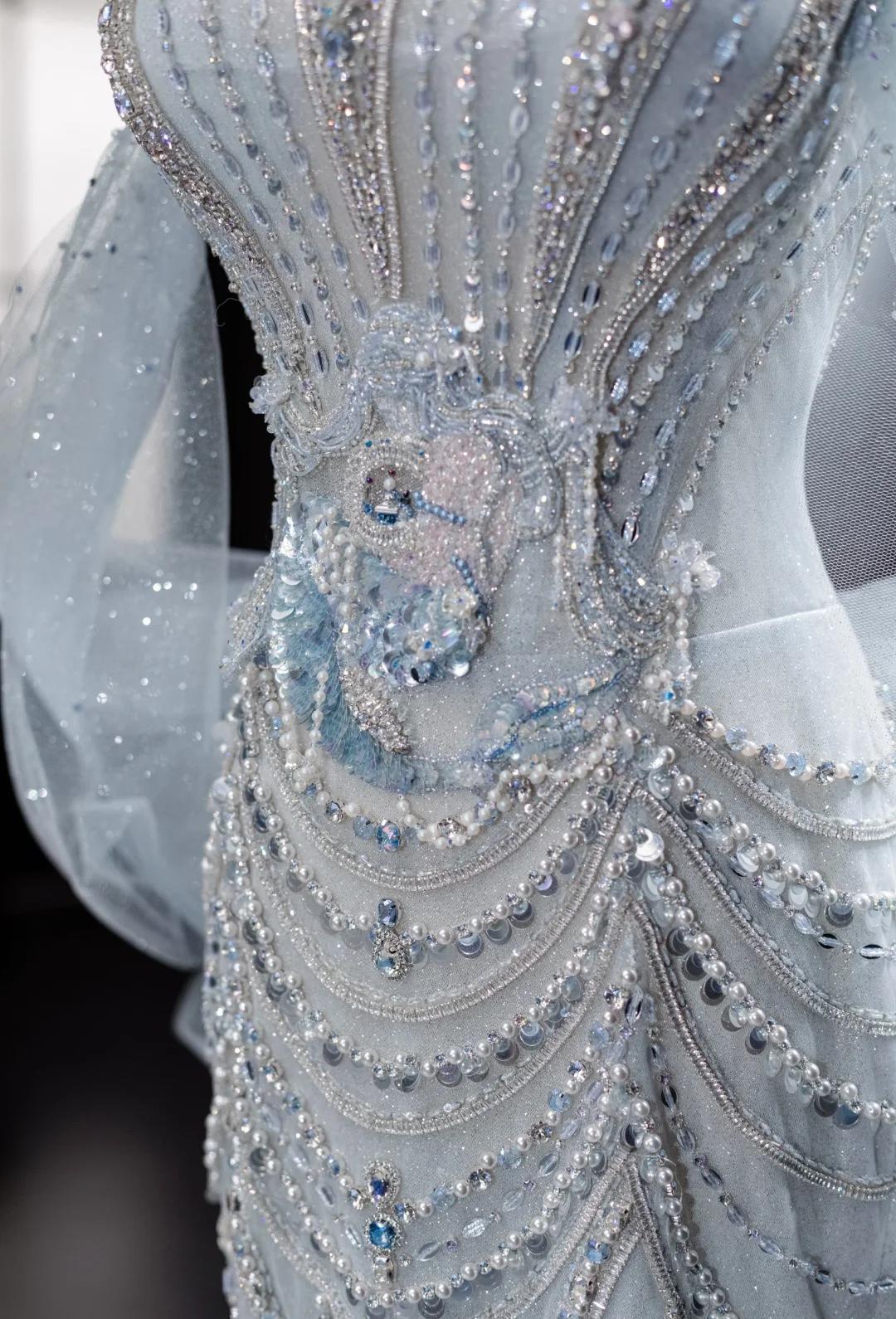 Robe de mariée sirène grise élégante, bustier, en tulle et perles, avec traîne magnifique, ED02437