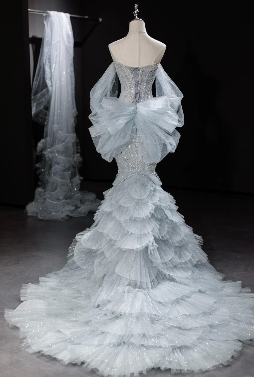Robe de mariée sirène grise élégante, bustier, en tulle et perles, avec traîne magnifique, ED02437