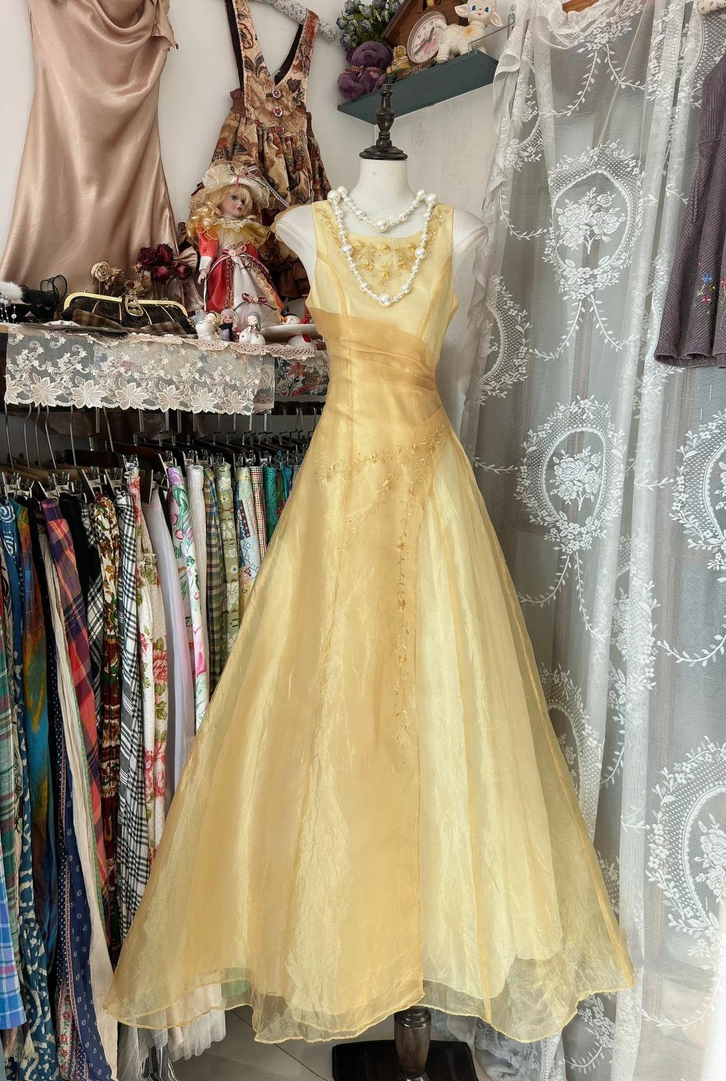 Robe de soirée glamour jaune beurre, col rond, coupe trapèze, en tulle, ED02441