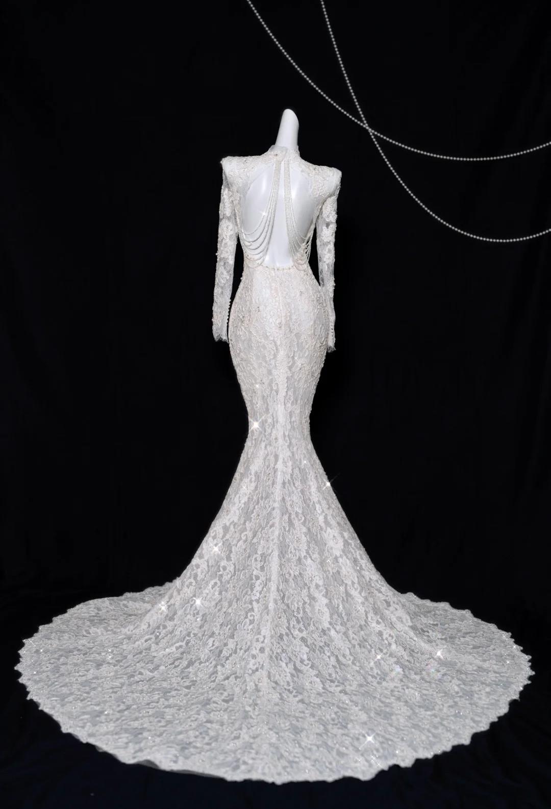 Robe de mariée sirène blanche élégante à col roulé et manches longues en dentelle et perles ED02479