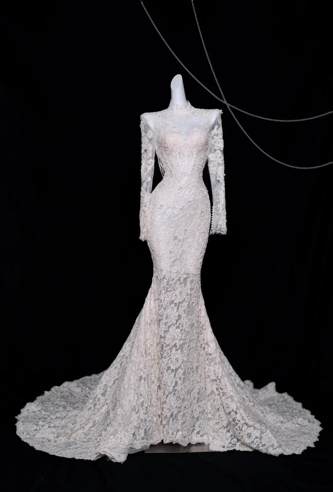 Robe de mariée sirène blanche élégante à col roulé et manches longues en dentelle et perles ED02479