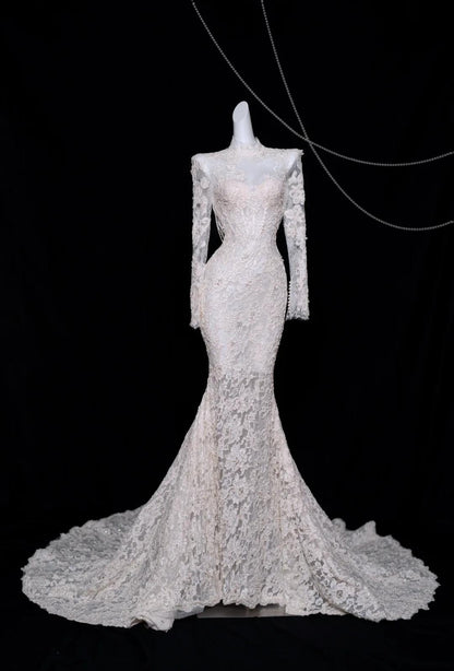 Robe de mariée sirène blanche élégante à col roulé et manches longues en dentelle et perles ED02479