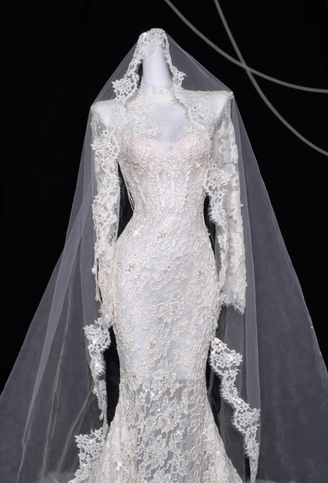Robe de mariée sirène blanche élégante à col roulé et manches longues en dentelle et perles ED02479