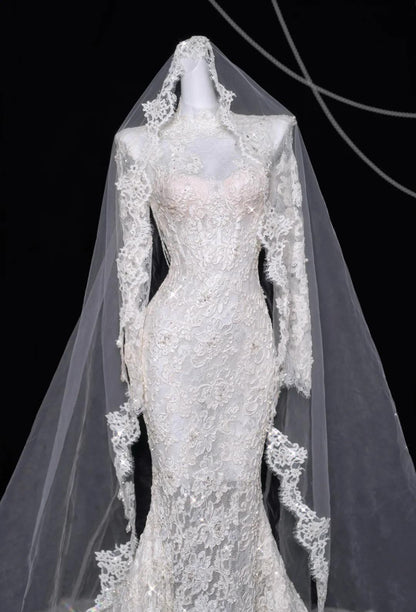 Robe de mariée sirène blanche élégante à col roulé et manches longues en dentelle et perles ED02479