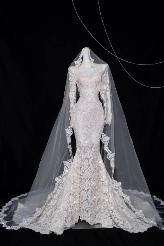 Robe de mariée sirène blanche élégante à col roulé et manches longues en dentelle et perles ED02479