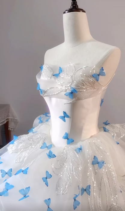 Märchenhaftes weißes trägerloses Tüll-Brautkleid mit A-Linie und Schleppe und 3D-Schmetterlingen ED02497