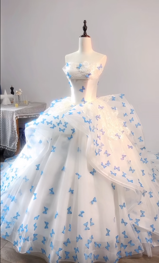 Robe de mariée blanche style conte de fées, bustier, en tulle, traîne trapèze, avec papillons 3D ED02497
