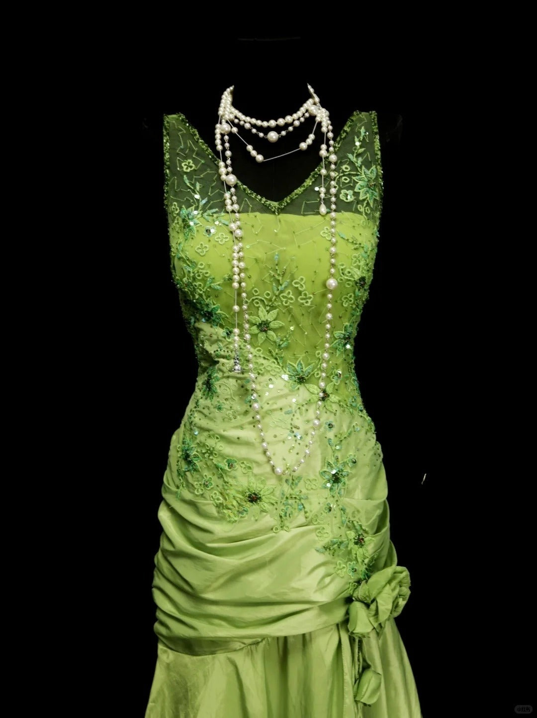 Fairytale Bud Grün V-Ausschnitt Meerjungfrau Satin Perlen Lange Ballkleider Abendkleider mit Applikationen ED02551