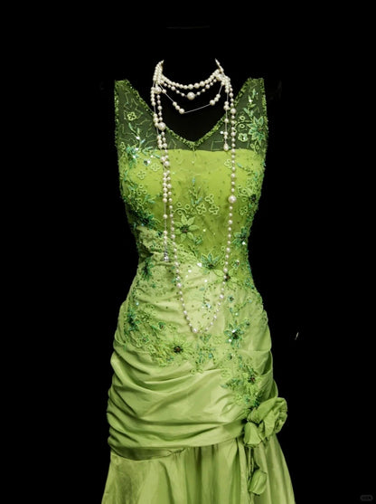 Fairytale Bud Grün V-Ausschnitt Meerjungfrau Satin Perlen Lange Ballkleider Abendkleider mit Applikationen ED02551