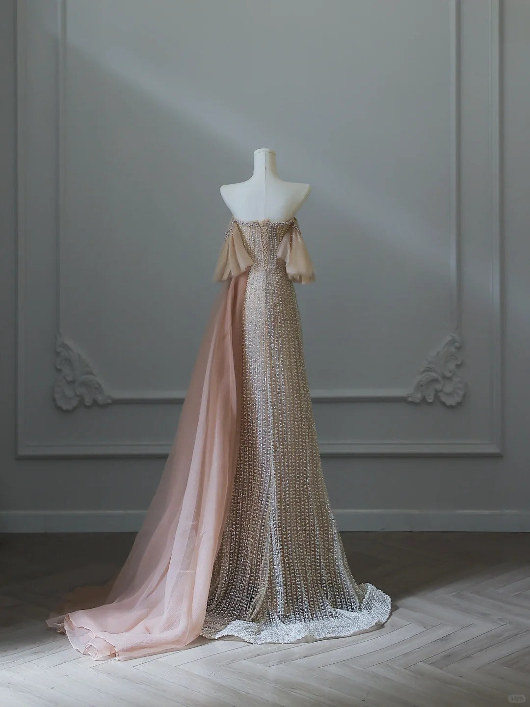 Superbe robe de soirée longue en tulle, coupe trapèze, couleur champagne clair, sans bretelles, avec perles, ED02556