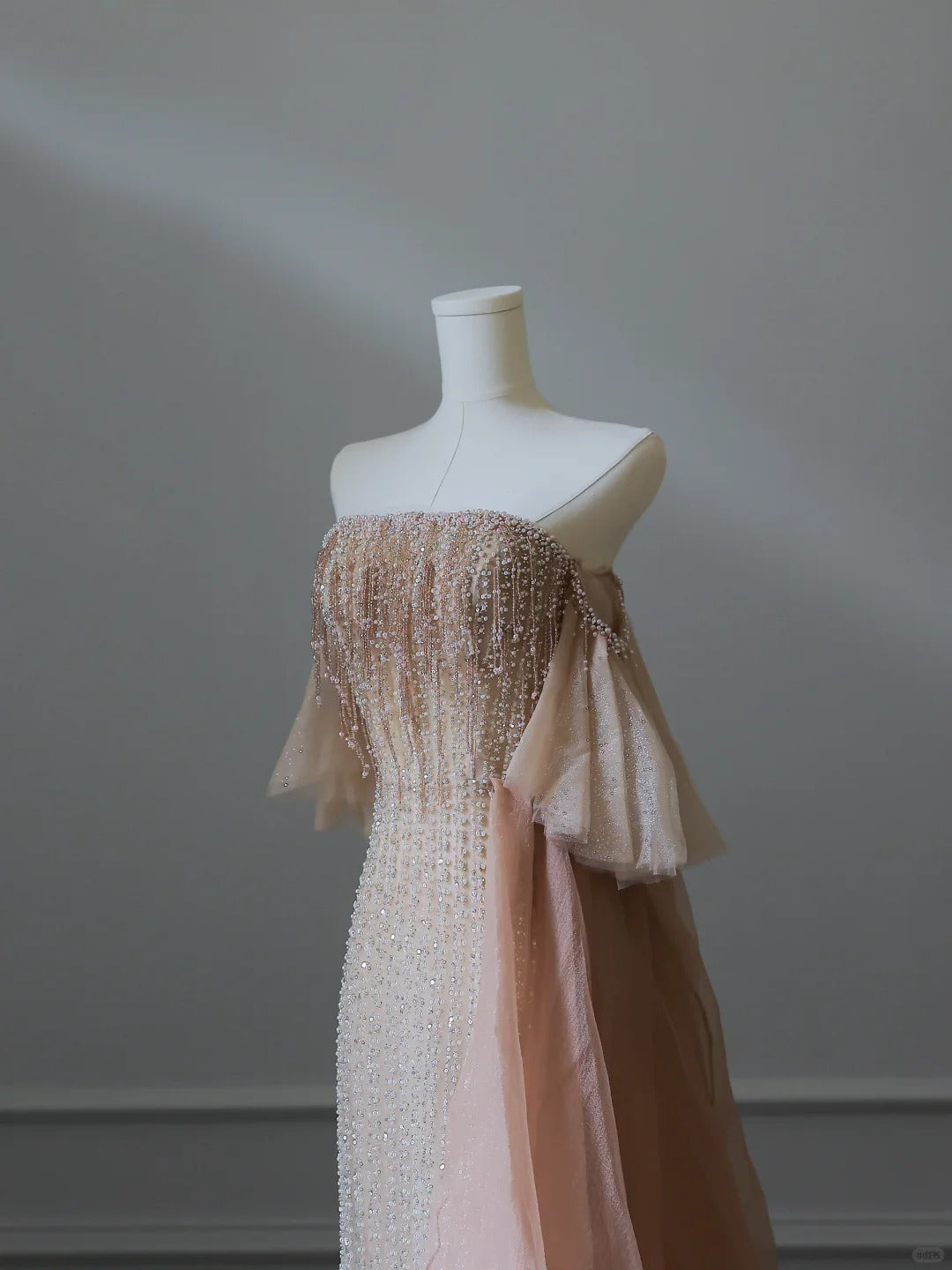 Superbe robe de soirée longue en tulle, coupe trapèze, couleur champagne clair, sans bretelles, avec perles, ED02556