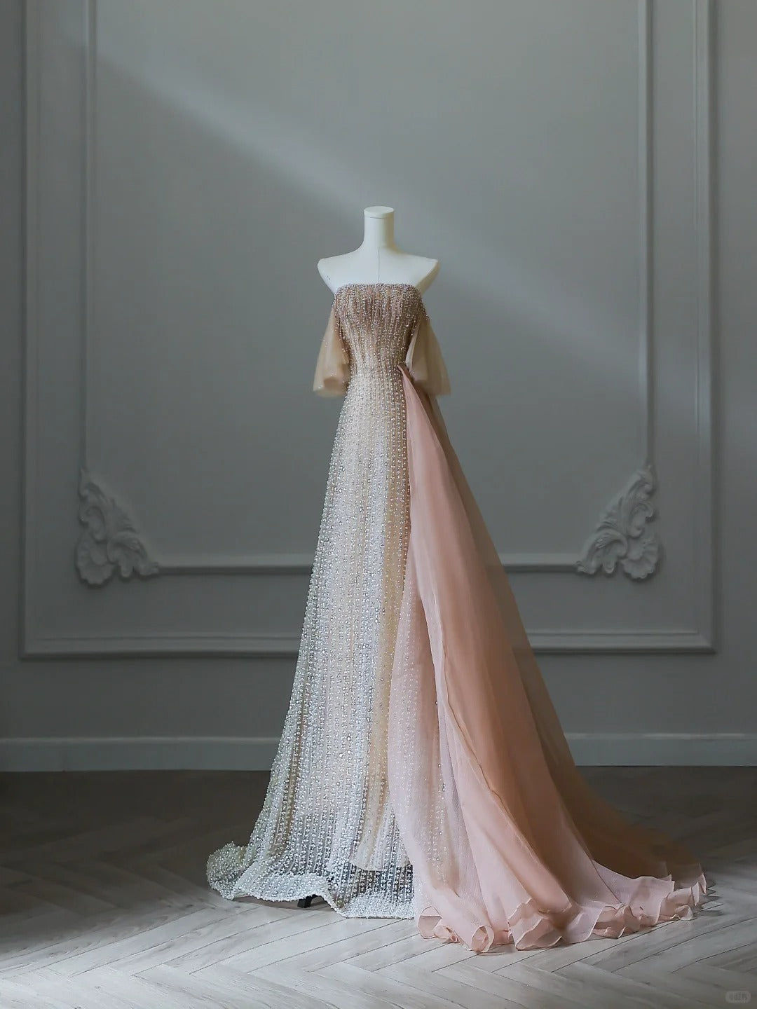 Superbe robe de soirée longue en tulle, coupe trapèze, couleur champagne clair, sans bretelles, avec perles, ED02556