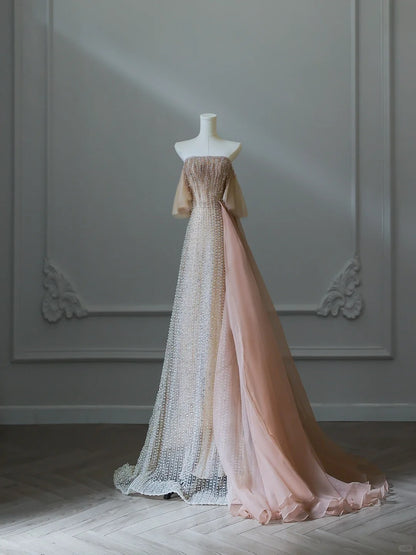 Superbe robe de soirée longue en tulle, coupe trapèze, couleur champagne clair, sans bretelles, avec perles, ED02556