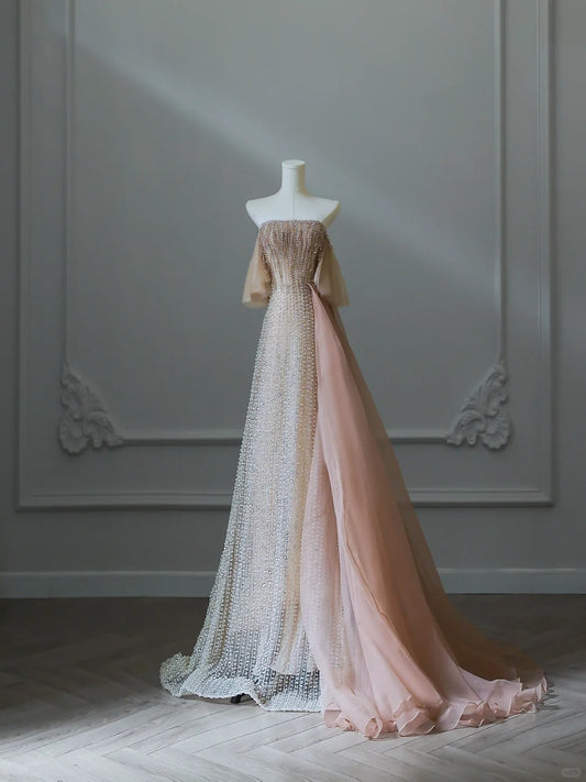 Superbe robe de soirée longue en tulle, coupe trapèze, couleur champagne clair, sans bretelles, avec perles, ED02556