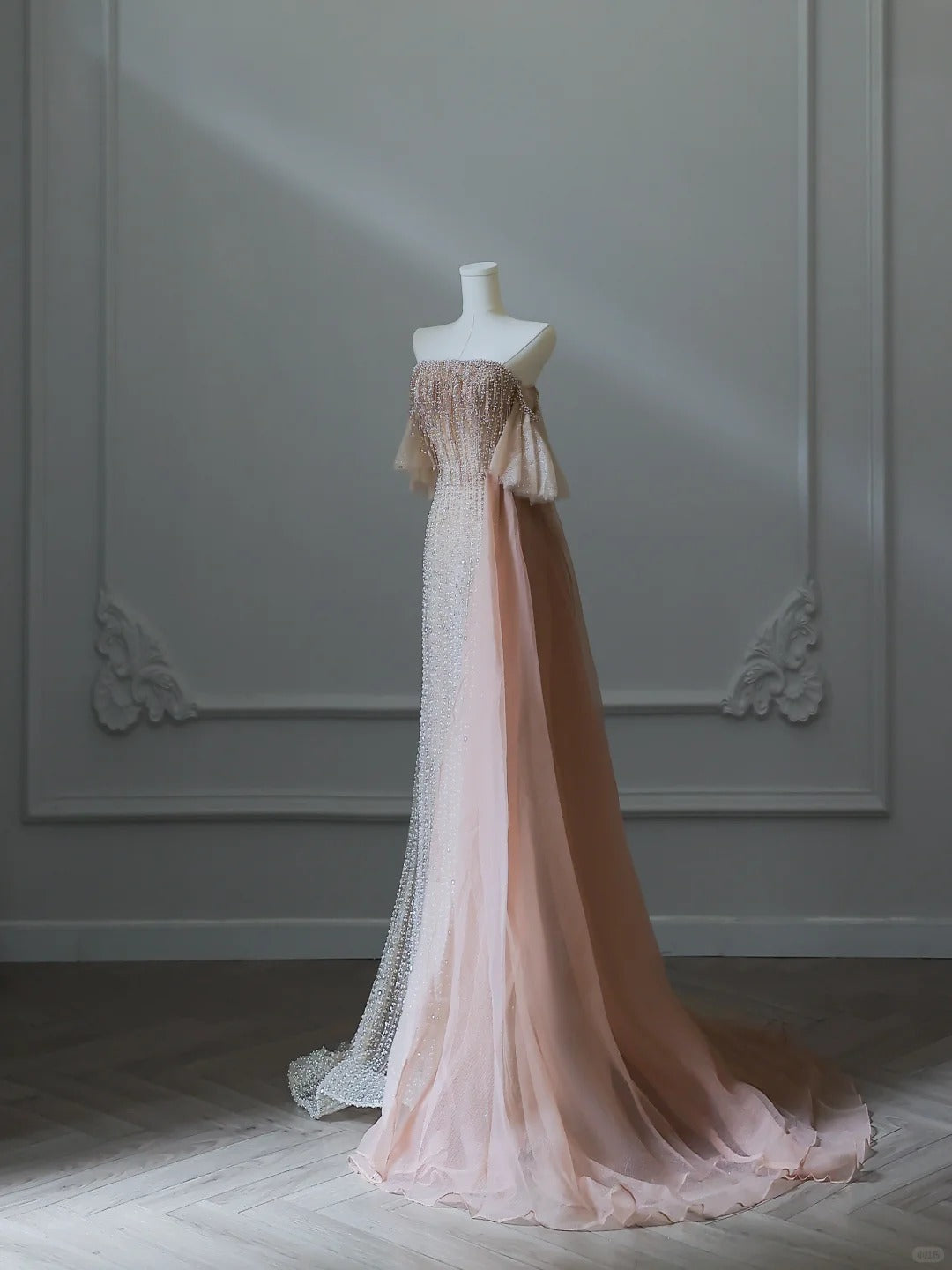 Superbe robe de soirée longue en tulle, coupe trapèze, couleur champagne clair, sans bretelles, avec perles, ED02556