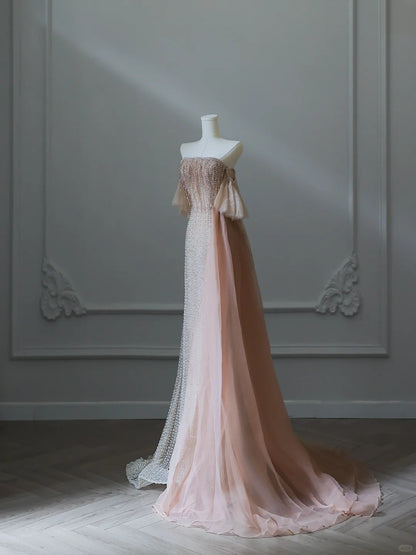 Superbe robe de soirée longue en tulle, coupe trapèze, couleur champagne clair, sans bretelles, avec perles, ED02556