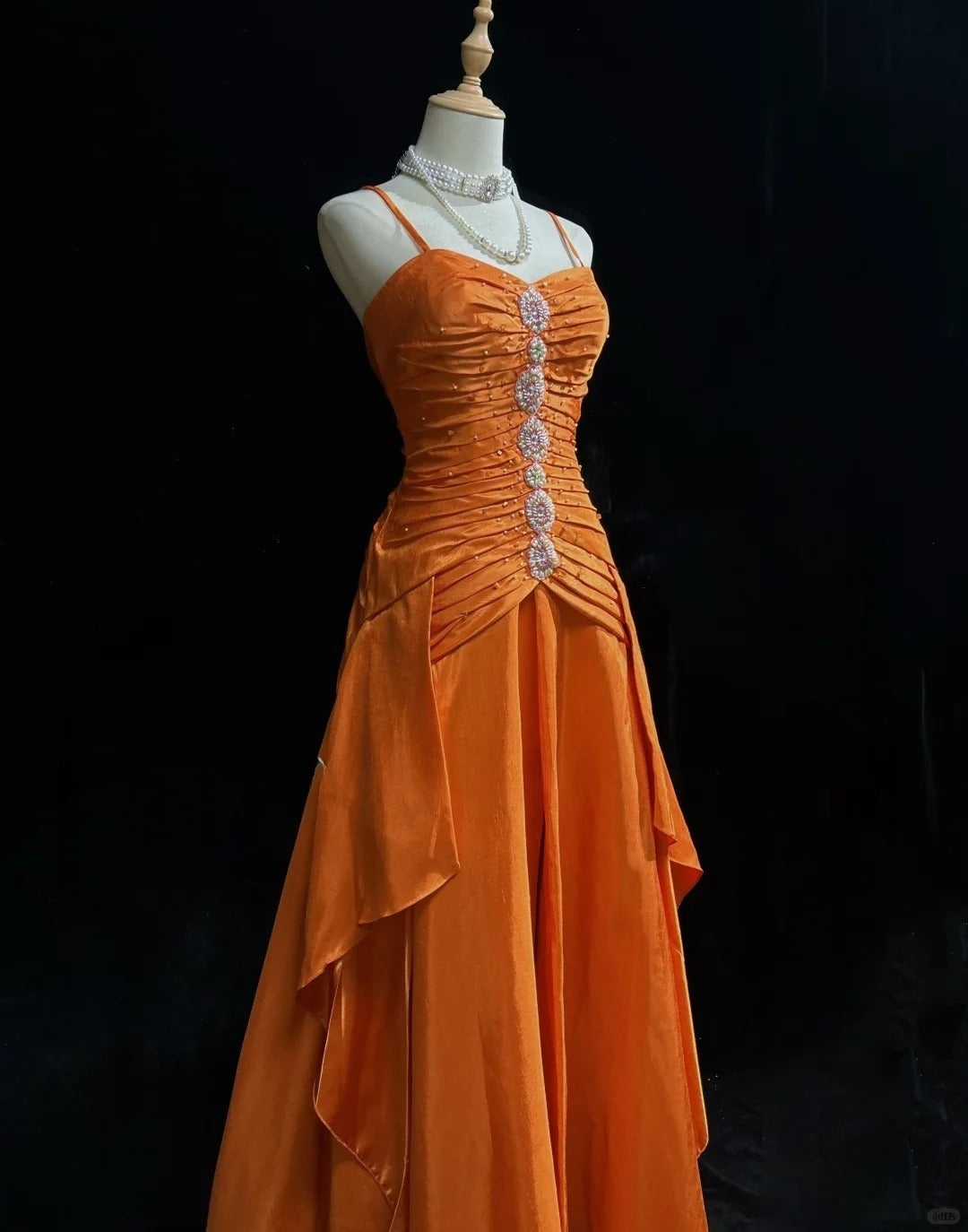 Superbe robe de soirée longue en satin orange à bretelles spaghetti et plis ED02569