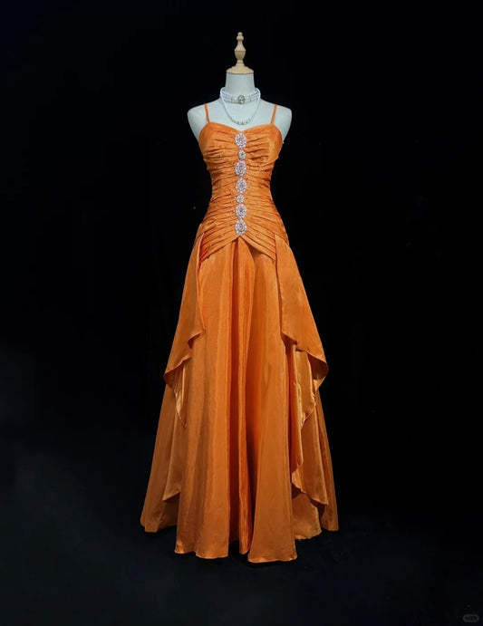 Superbe robe de soirée longue en satin orange à bretelles spaghetti et plis ED02569