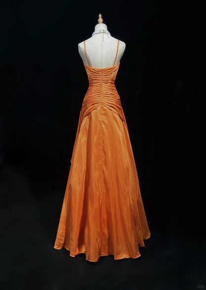 Superbe robe de soirée longue en satin orange à bretelles spaghetti et plis ED02569