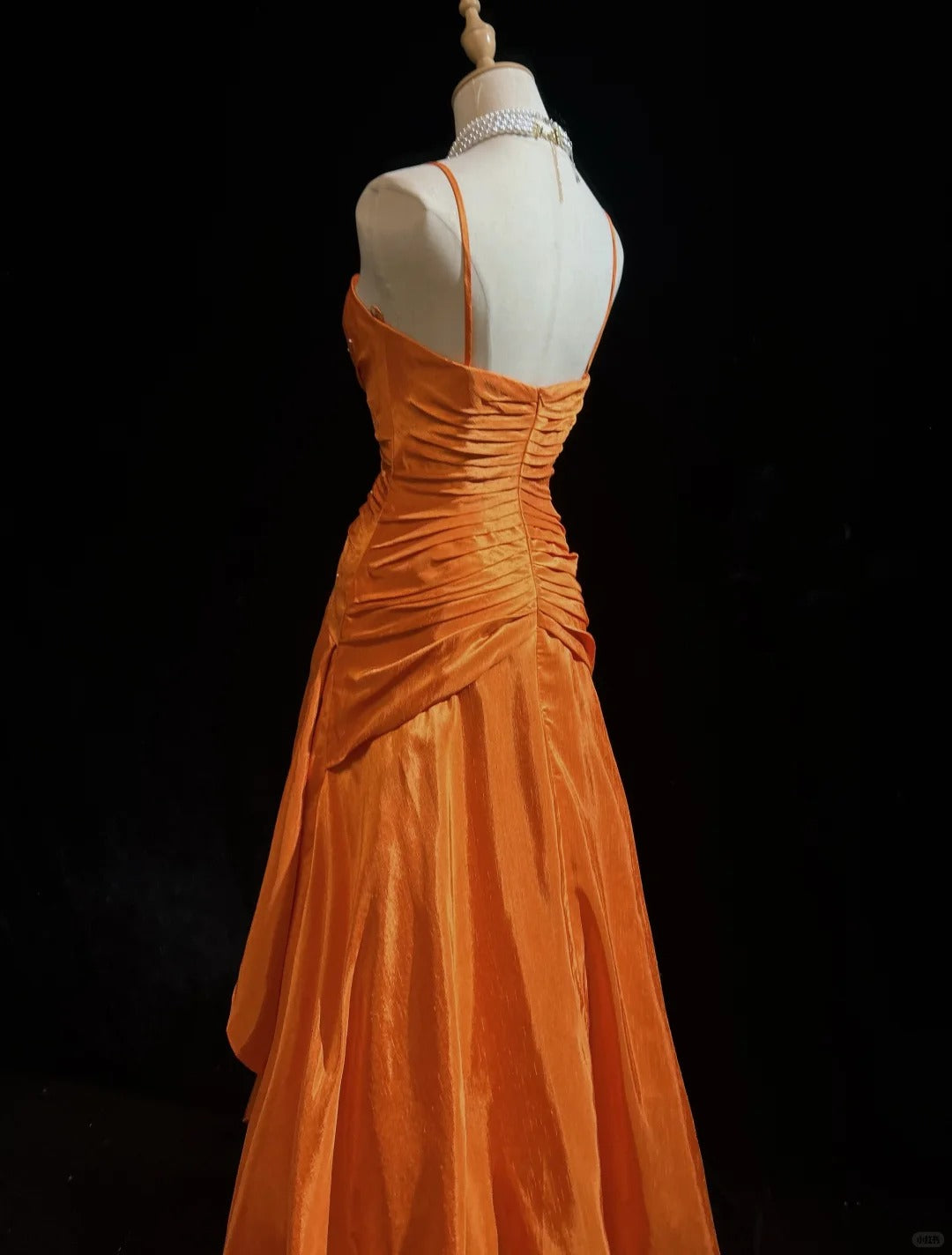 Superbe robe de soirée longue en satin orange à bretelles spaghetti et plis ED02569