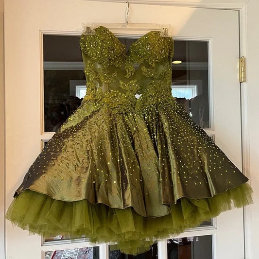 Wunderschönes dunkelolivgrünes herzförmiger Ausschnitt A-Linie Satin Tüll Kurzes Ballkleid Homecoming-Kleid ED02575